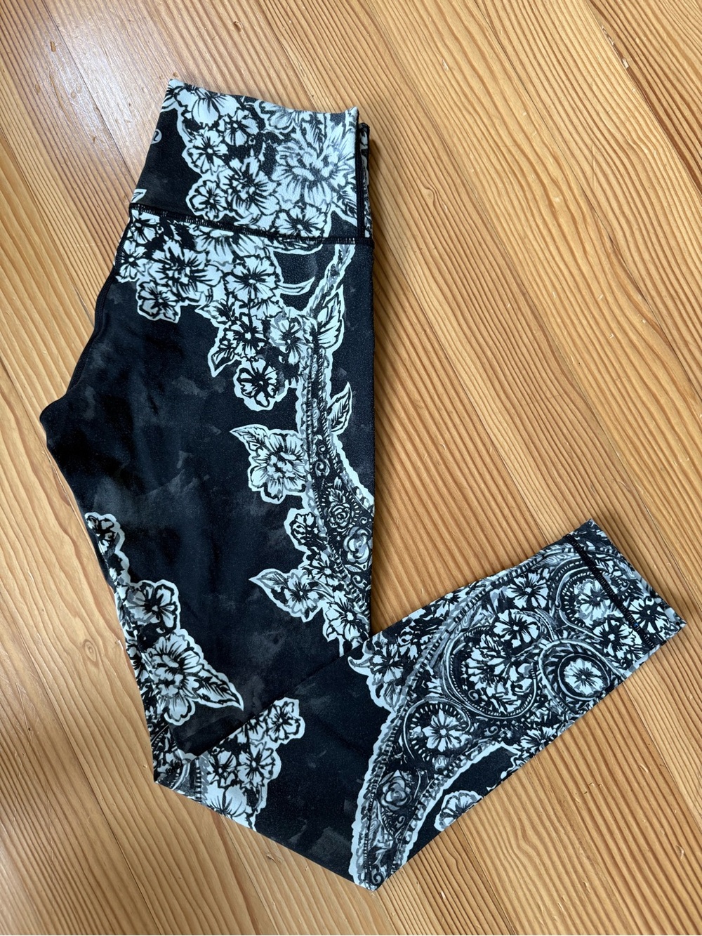 Lululemon Black & White Floral Print Leggings size 8
